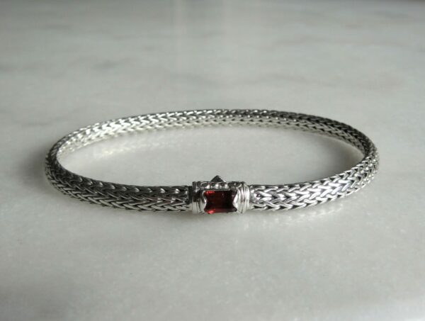 Bracelet homme en argent massif avec grenat vu de face – maille serpent tressée