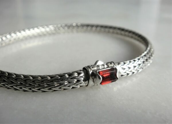 Zoom sur le grenat du bracelet en argent 925 – maille serpent
