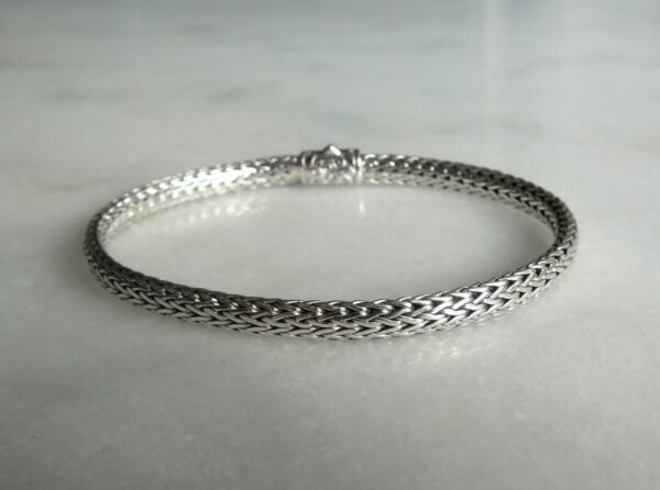 Vue arrière du bracelet homme en argent massif – détail du tressage maille serpent