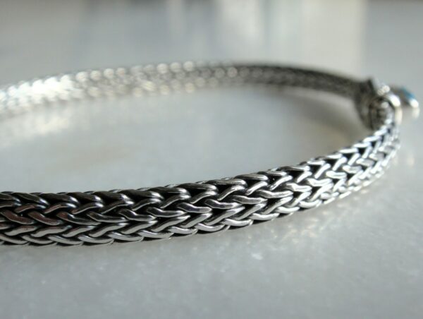 Détail de la maille serpent du bracelet homme en argent 925 – tressage artisanal