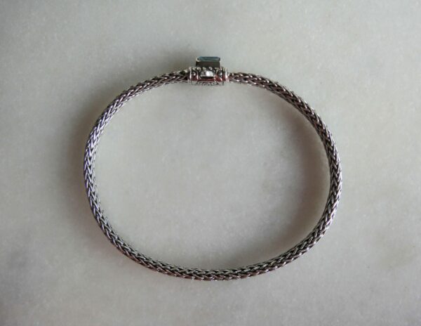Bracelet homme argent avec topaze – vue du dessus, bijou artisanal haut de gamme