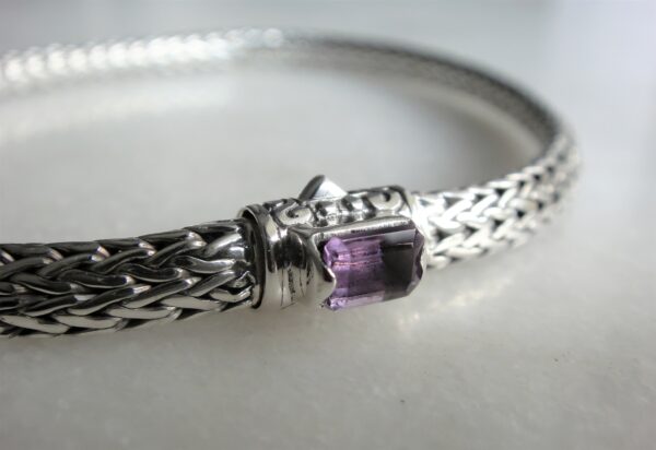 Gros plan sur l’améthyste du bracelet en argent