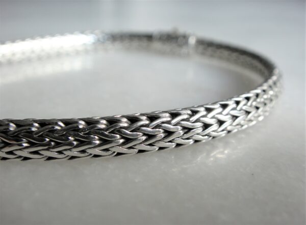 Détail de la maille serpent du bracelet en argent