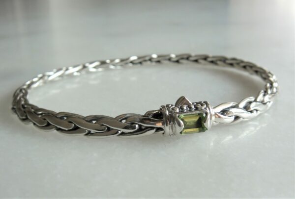Détail du fermoir serti de péridot vert sur bracelet argent