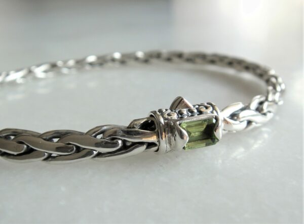 Péridot vert sur bracelet homme en argent – gros plan