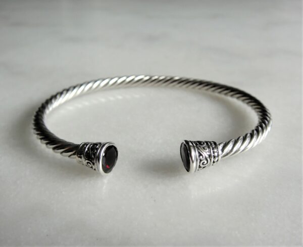 Bracelet en argent avec deux grenats – vue frontale