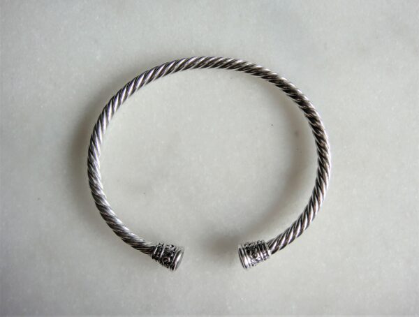 Bracelet jonc torsadé en argent – vue du dessus