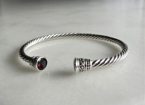 Bracelet jonc argent torsadé avec grenat – vue principale