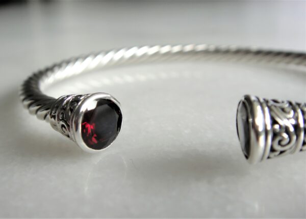 Détail du grenat taillé serti sur le bracelet jonc