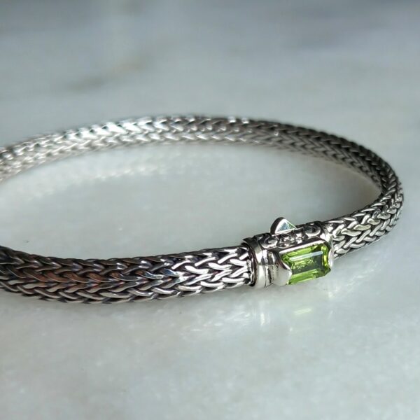 Fermoir serti de péridot vert sur bracelet argent homme