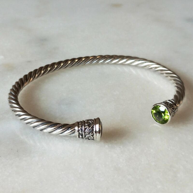 Bracelet jonc homme en argent torsadé avec deux péridots verts