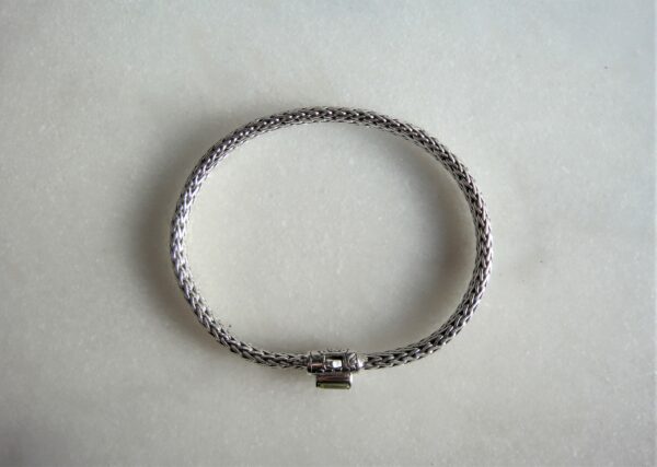 Vue du dessus du bracelet argent homme avec péridot