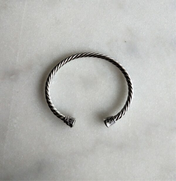 Vue du dessus du bracelet jonc en argent massif avec deux péridots verts