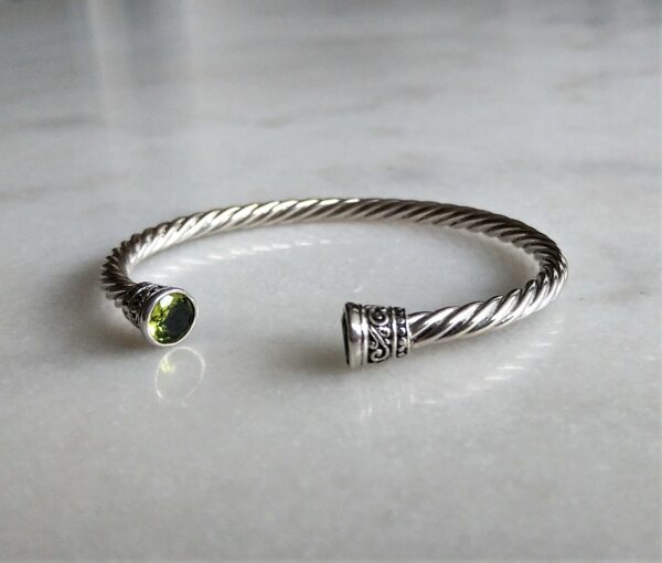 Bracelet jonc torsadé en argent massif avec deux péridots verts naturels